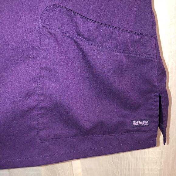 Grey’s Anatomy M Deep Purple Plum Scrub Top - Picture 9 of 15